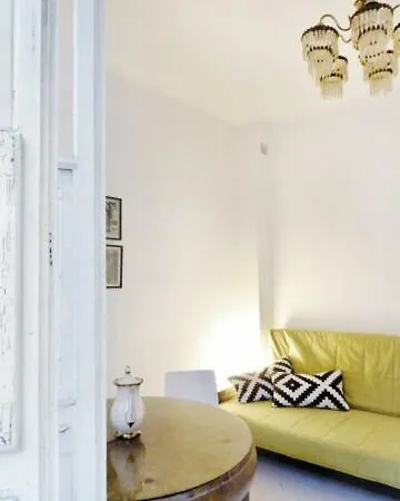 Philip's Romantic In Old Town Apartment *