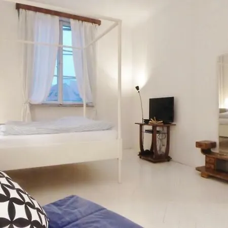 Philip's Romantic In Old Town Apartment *